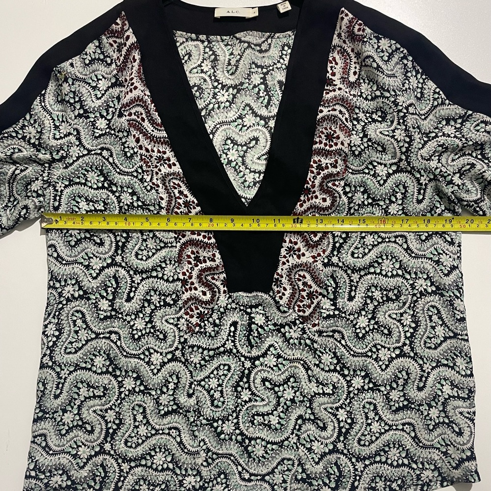 A.L.C. silk Monochrome V-Neck Patterned Blouse  Top - Picture 4 of 6